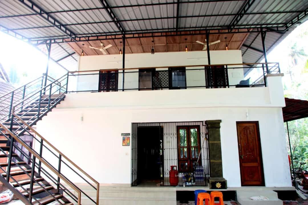 The Munroe Vibes Inn Mundrothuruth Rum bild